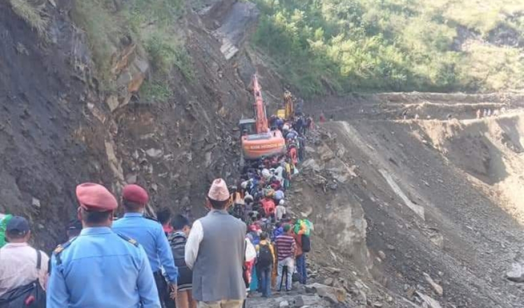 पहिरोले अवरुद्ध केआई सिंह राजमार्ग खुल्यो 